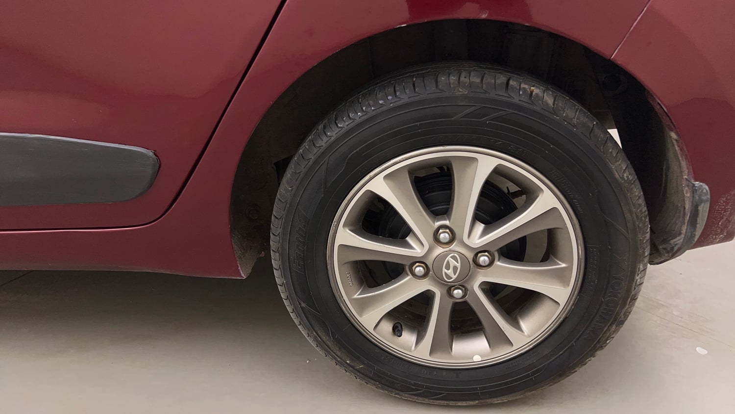 Used 2015 Hyundai Grand i10 Asta 1.1 CRDi (O) Diesel Manual tyres LEFT REAR TYRE RIM VIEW