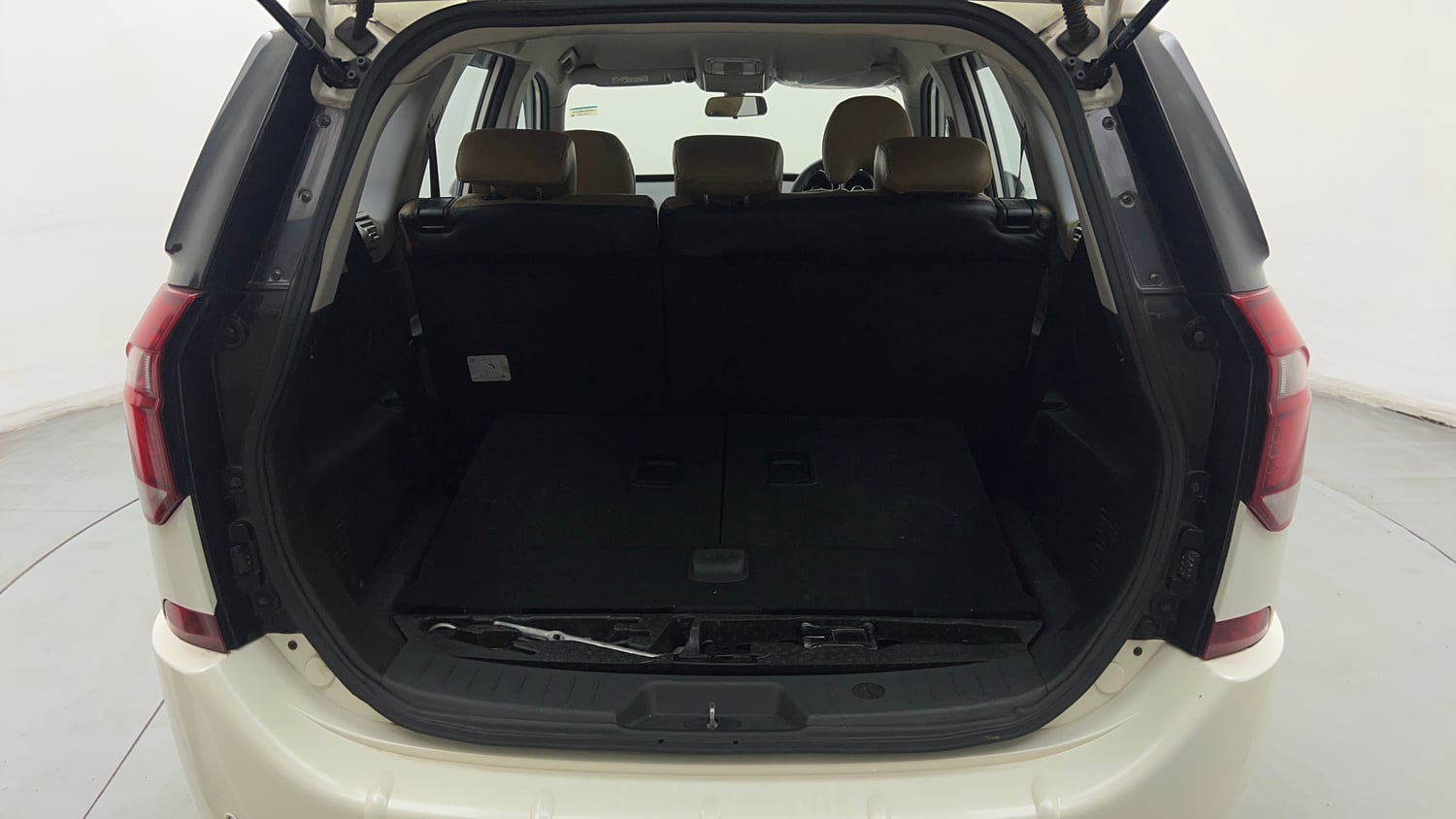 Used 2021 Mahindra XUV500 W7 Diesel Manual interior DICKY INSIDE VIEW