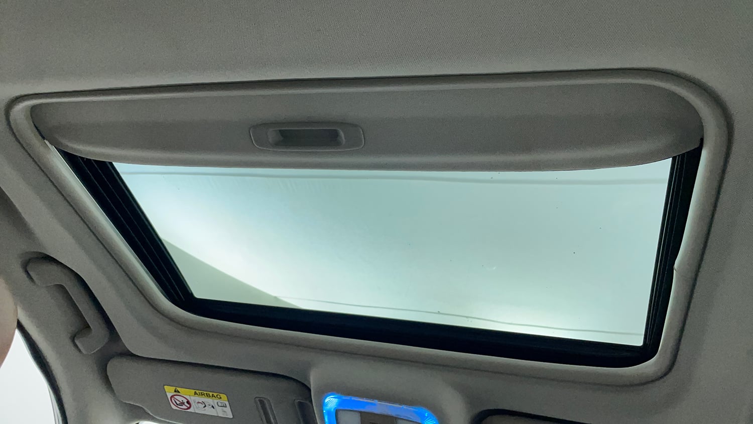 Used 2018 Mahindra XUV500 W9 AT Diesel Automatic top_features Sunroof