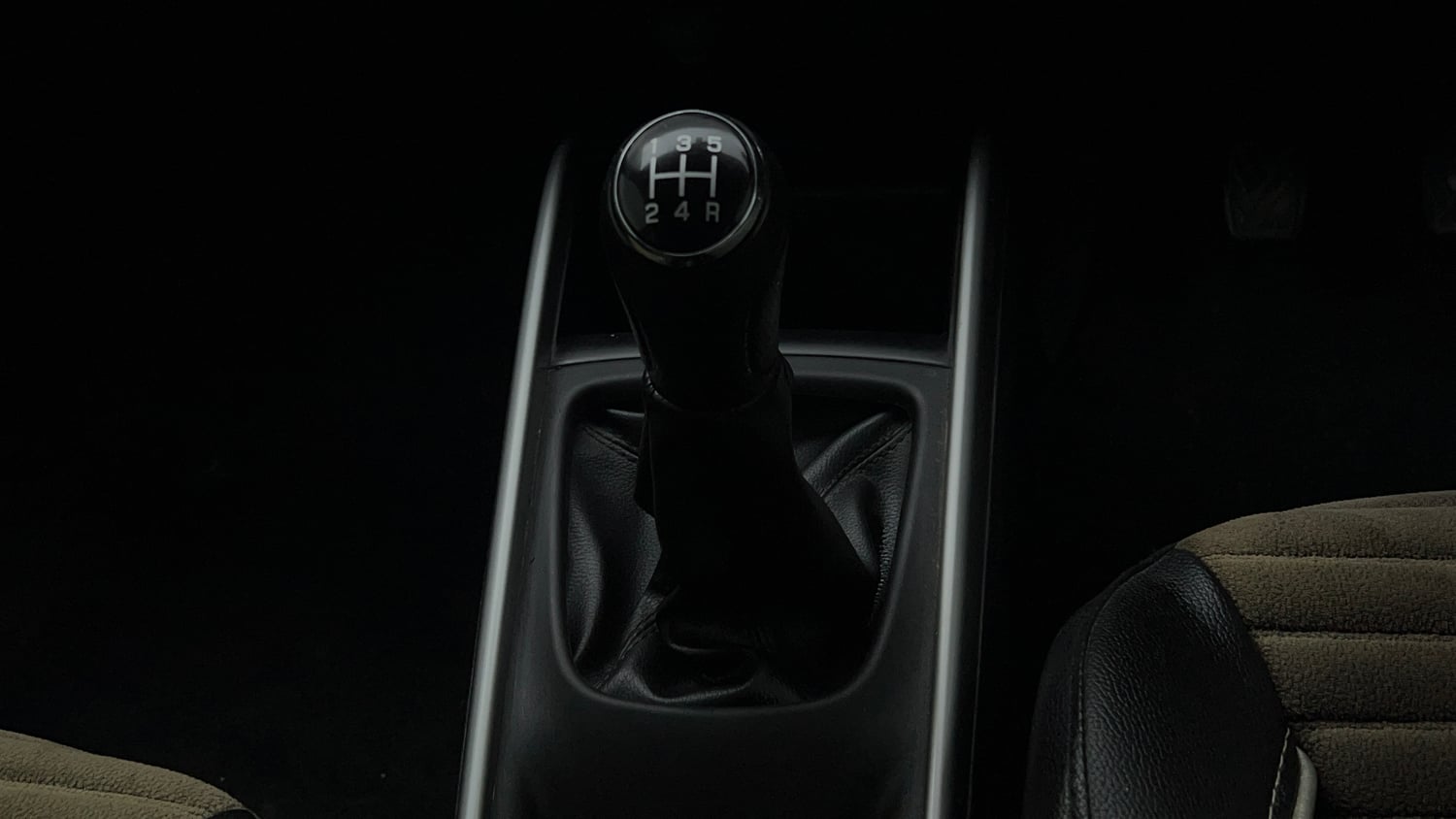 Used 2017 Maruti Suzuki Baleno Alpha 1.2 Petrol Manual interior GEAR  KNOB VIEW