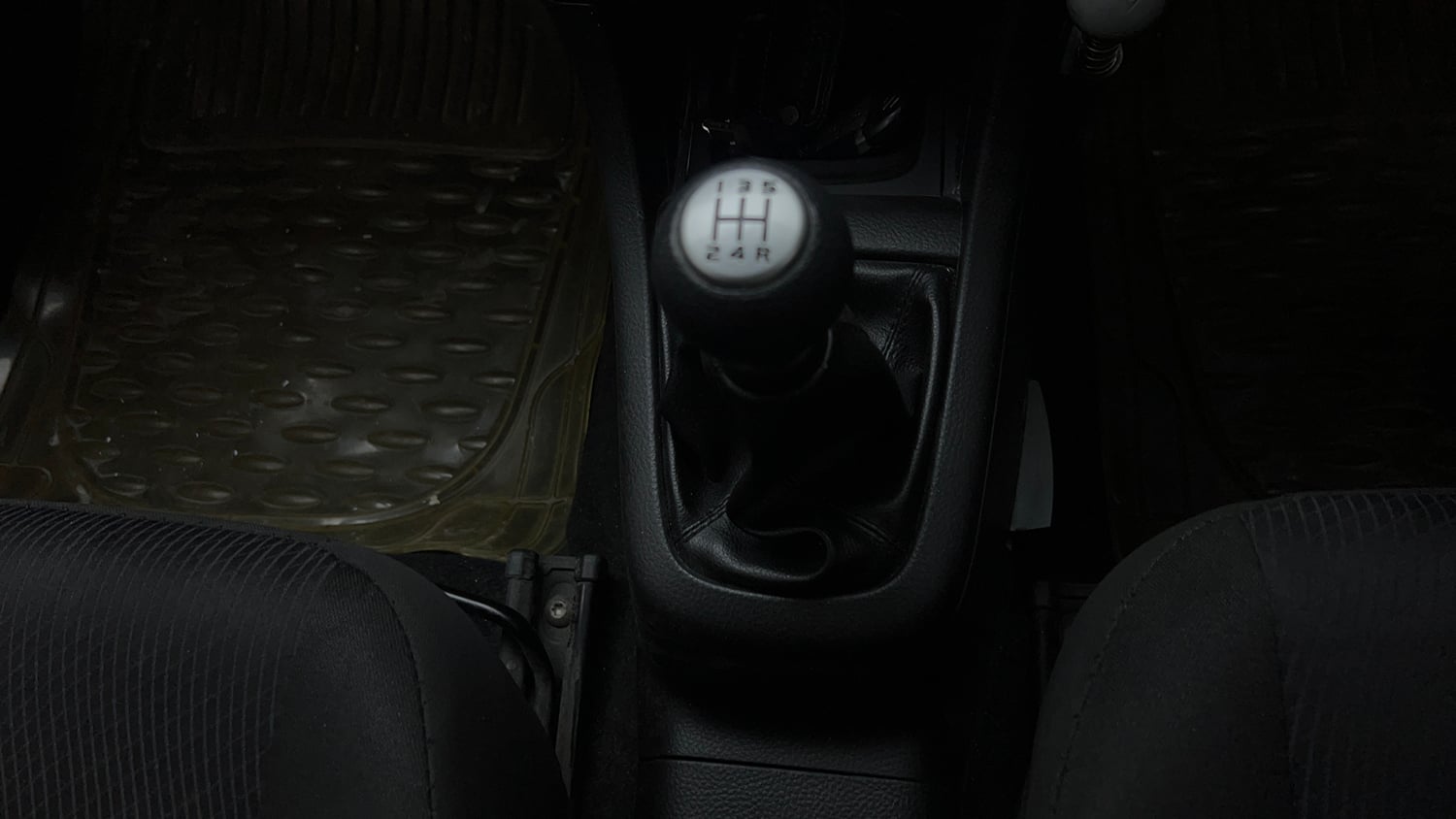 Used 2015 Maruti Suzuki Swift ZXi Petrol Manual interior GEAR  KNOB VIEW