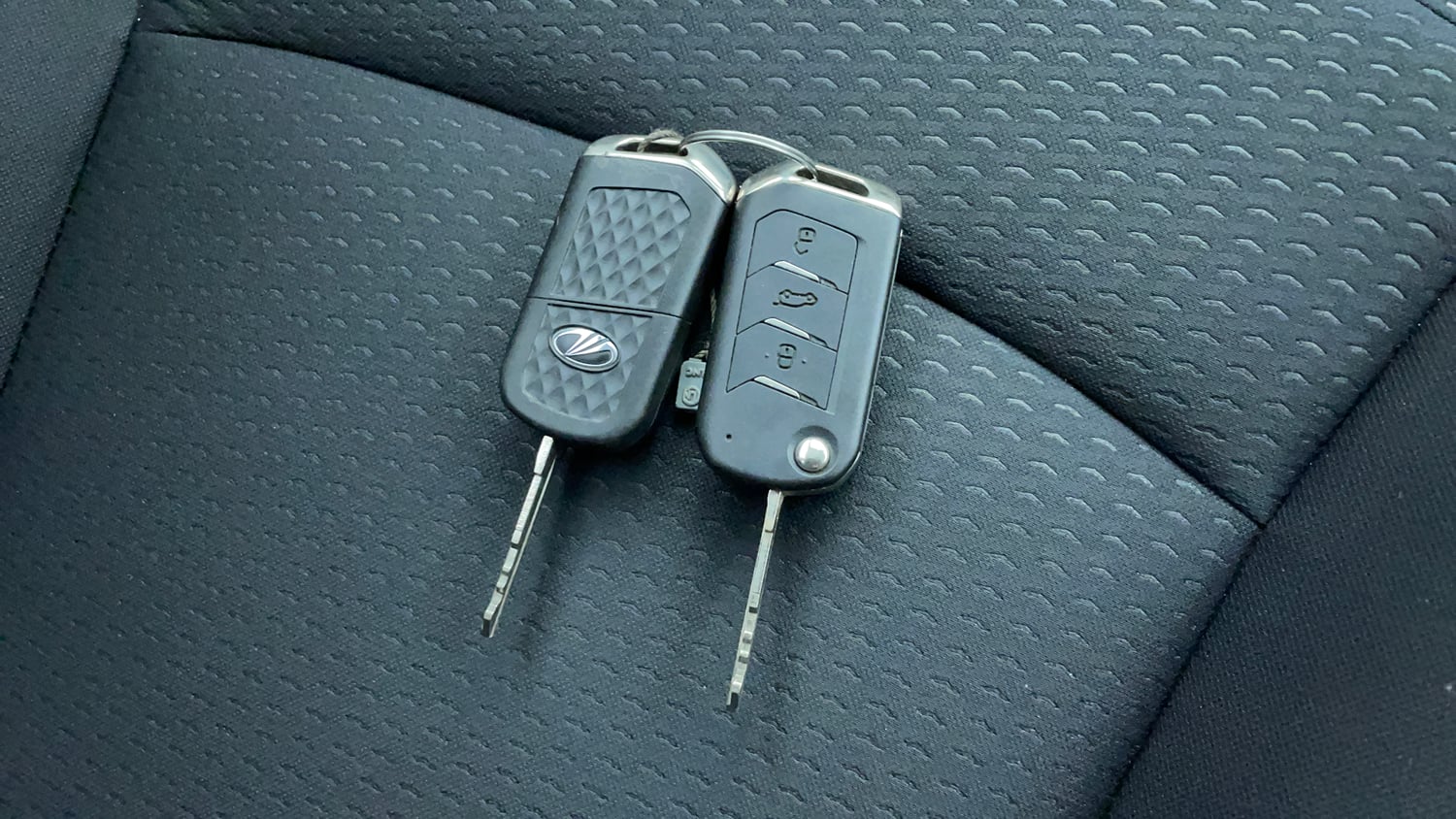 Used 2022 Mahindra XUV 300 W6 1.2 Petrol AMT Petrol Automatic extra CAR KEY VIEW