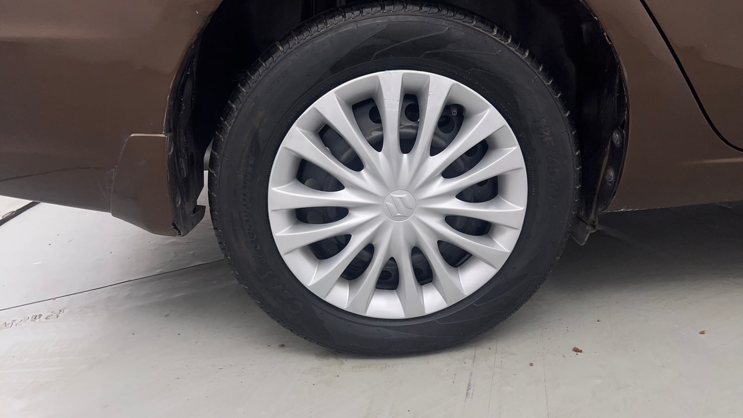 Used 2015 Maruti Suzuki Ciaz VXi+ AT Petrol Automatic tyres RIGHT REAR TYRE RIM VIEW