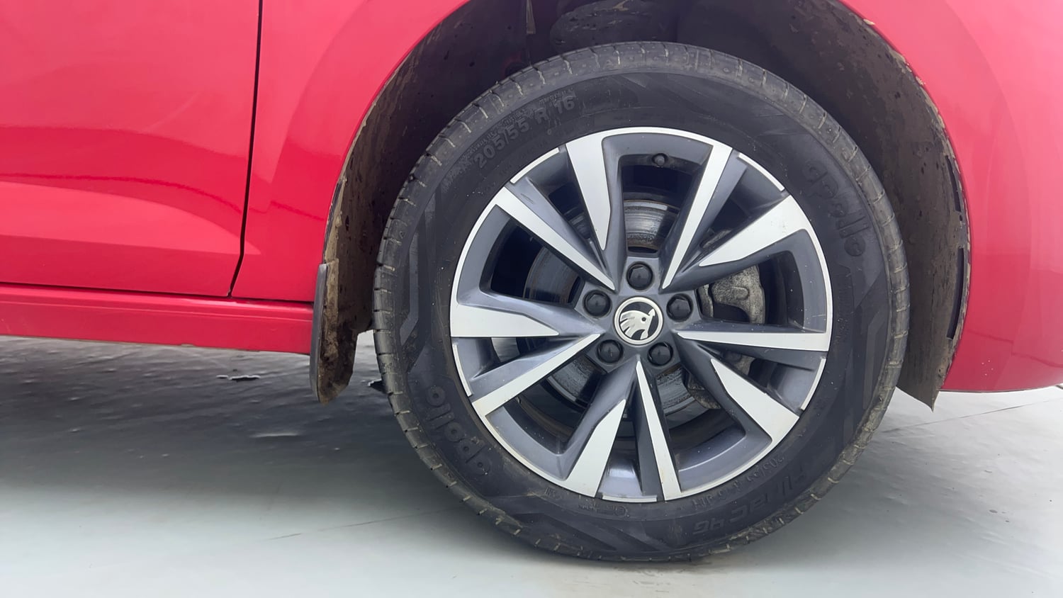 Used 2025 Skoda Slavia Style 1.0L TSI MT Petrol Manual tyres RIGHT FRONT TYRE RIM VIEW