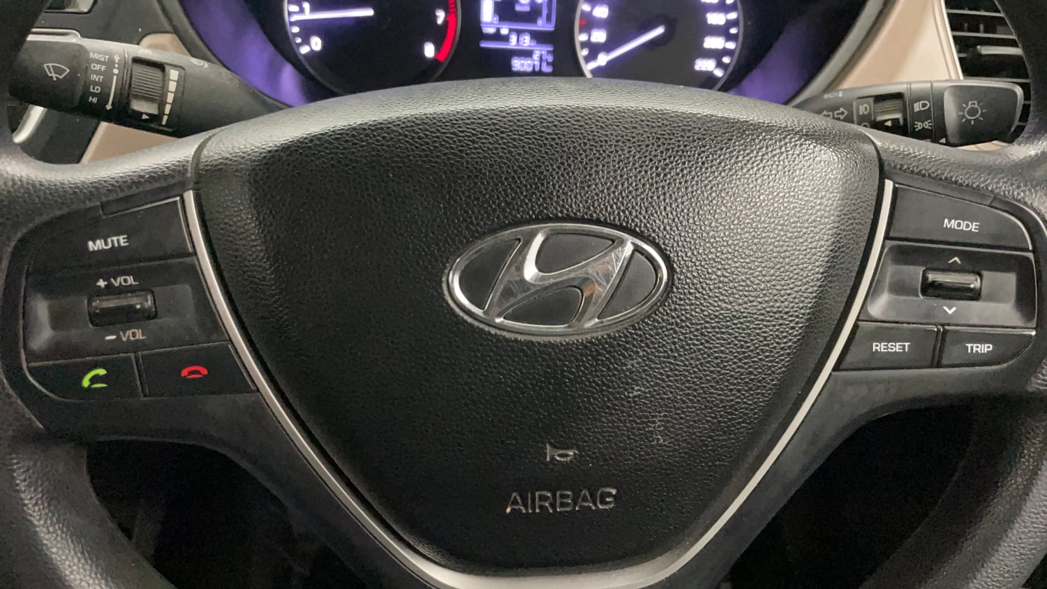 Used 2017 Hyundai Elite i20 Sportz 1.2 Petrol Manual top_features Steering mounted controls