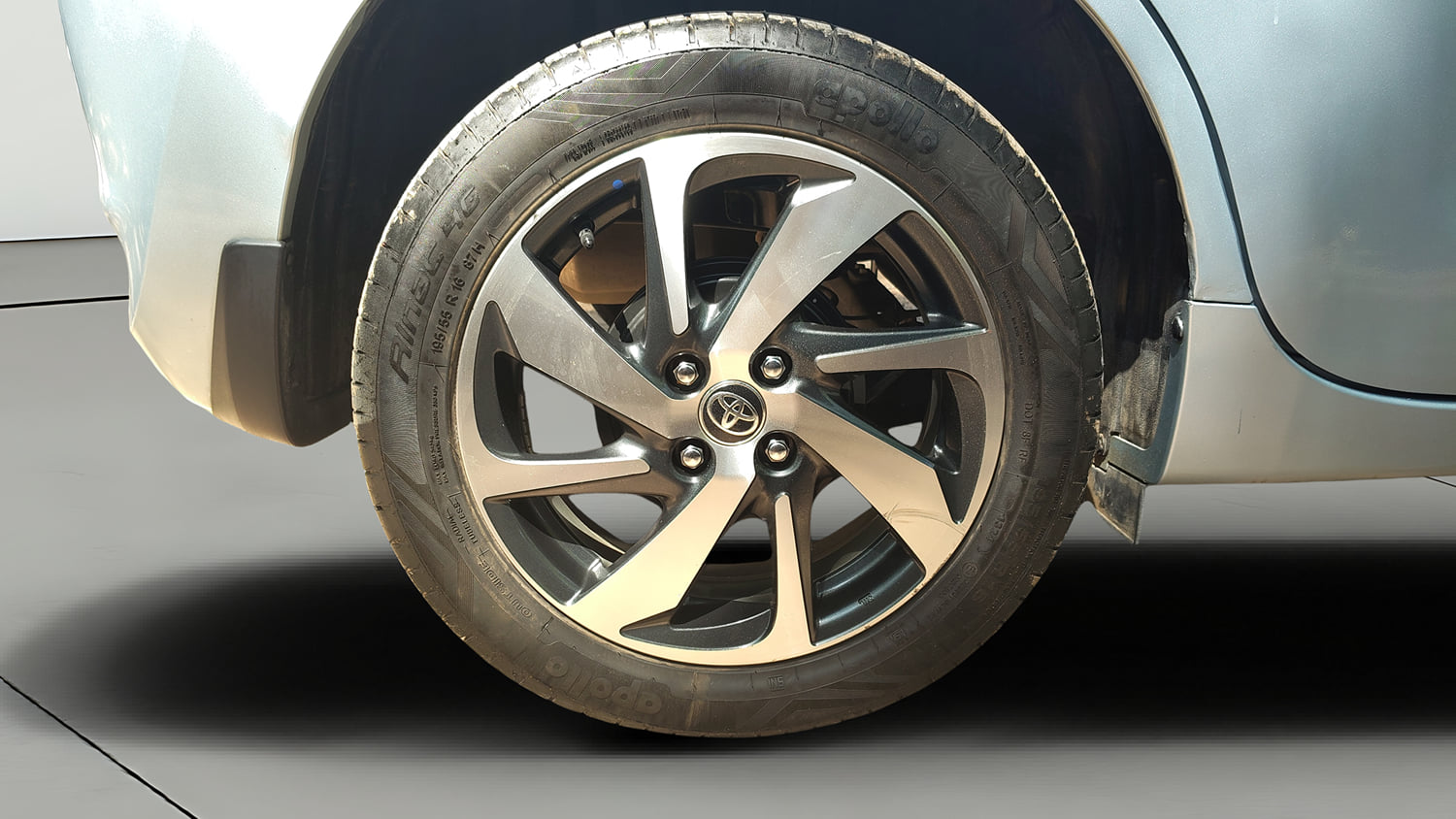 Used 2024 Toyota Glanza V Petrol Manual tyres RIGHT REAR TYRE RIM VIEW