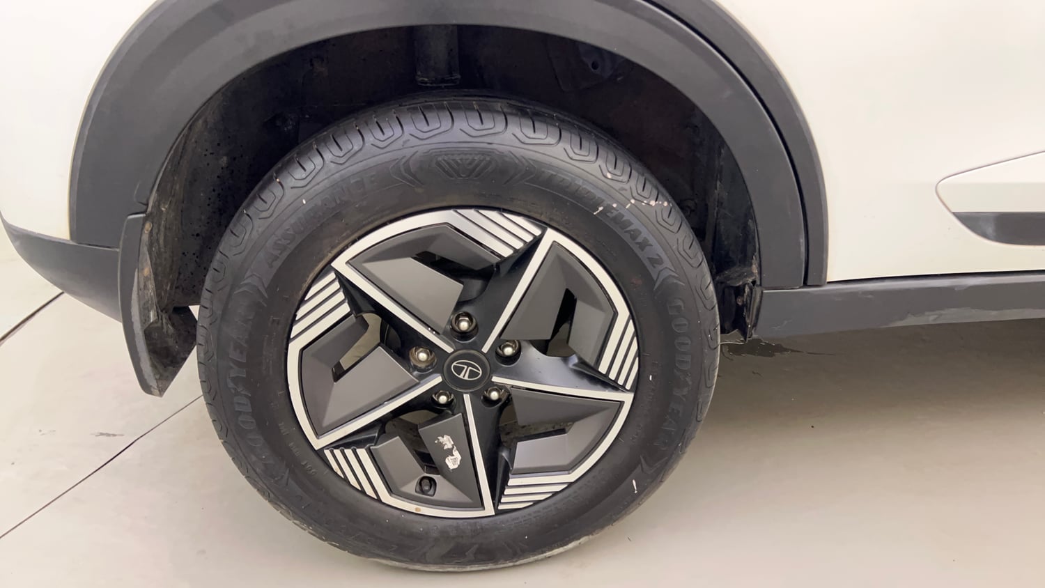 Used 2024 Tata Nexon Creative Plus S 1.2 Revotron Petrol 7DCA Petrol Automatic tyres RIGHT REAR TYRE RIM VIEW