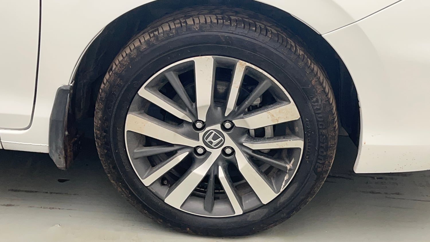 Used 2023 Honda City ZX Petrol Petrol Manual tyres RIGHT FRONT TYRE RIM VIEW