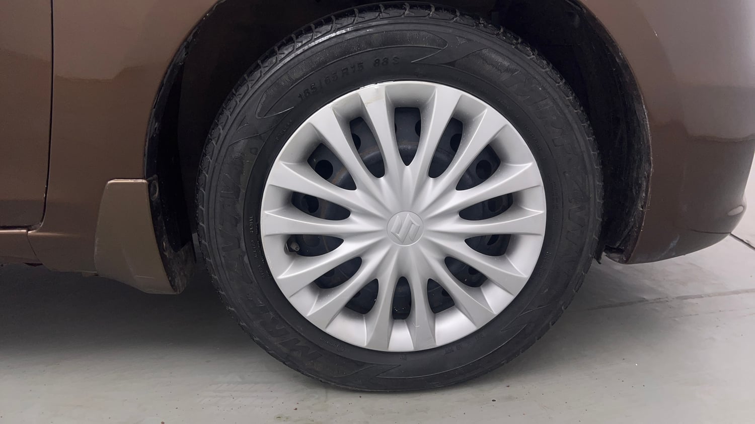 Used 2015 Maruti Suzuki Ciaz VXi+ AT Petrol Automatic tyres RIGHT FRONT TYRE RIM VIEW
