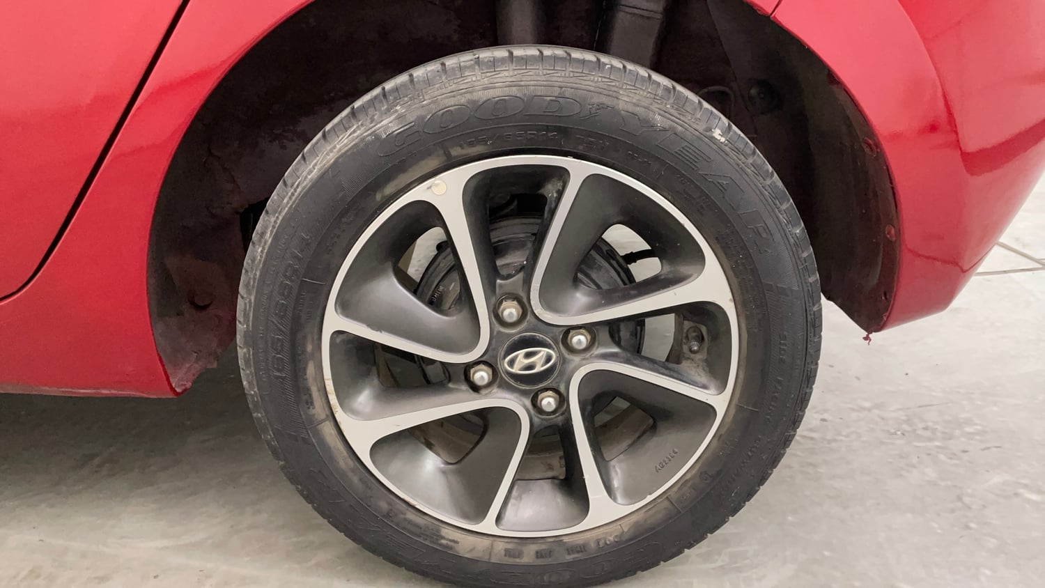 Used 2017 Hyundai Grand i10 Sportz (O) AT 1.2 Kappa VTVT Petrol Automatic tyres LEFT REAR TYRE RIM VIEW