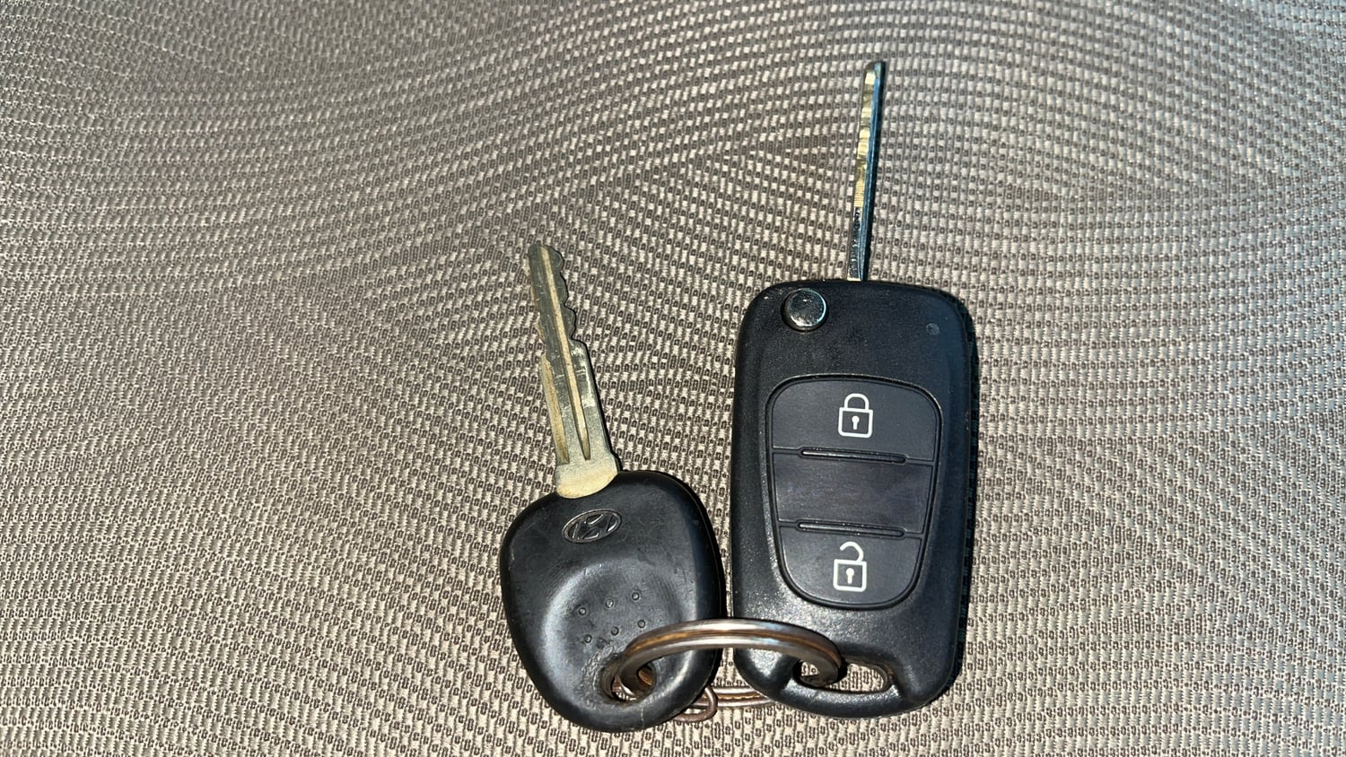 Used 2014 Hyundai i10 Sportz 1.1 iRDE2 Petrol Manual extra CAR KEY VIEW