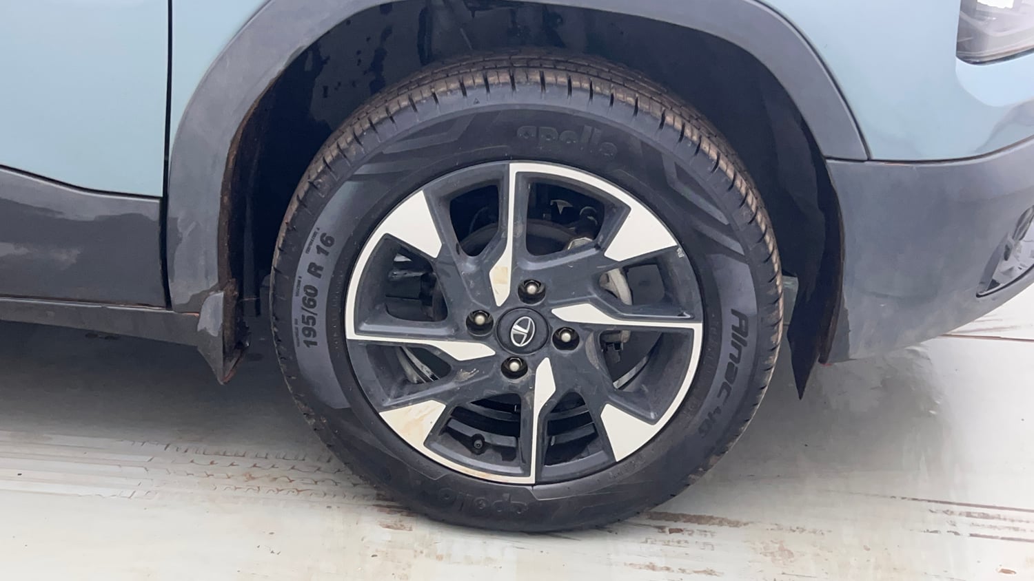 Used 2023 Tata Punch Creative Dual Tone AMT Petrol Automatic tyres RIGHT FRONT TYRE RIM VIEW