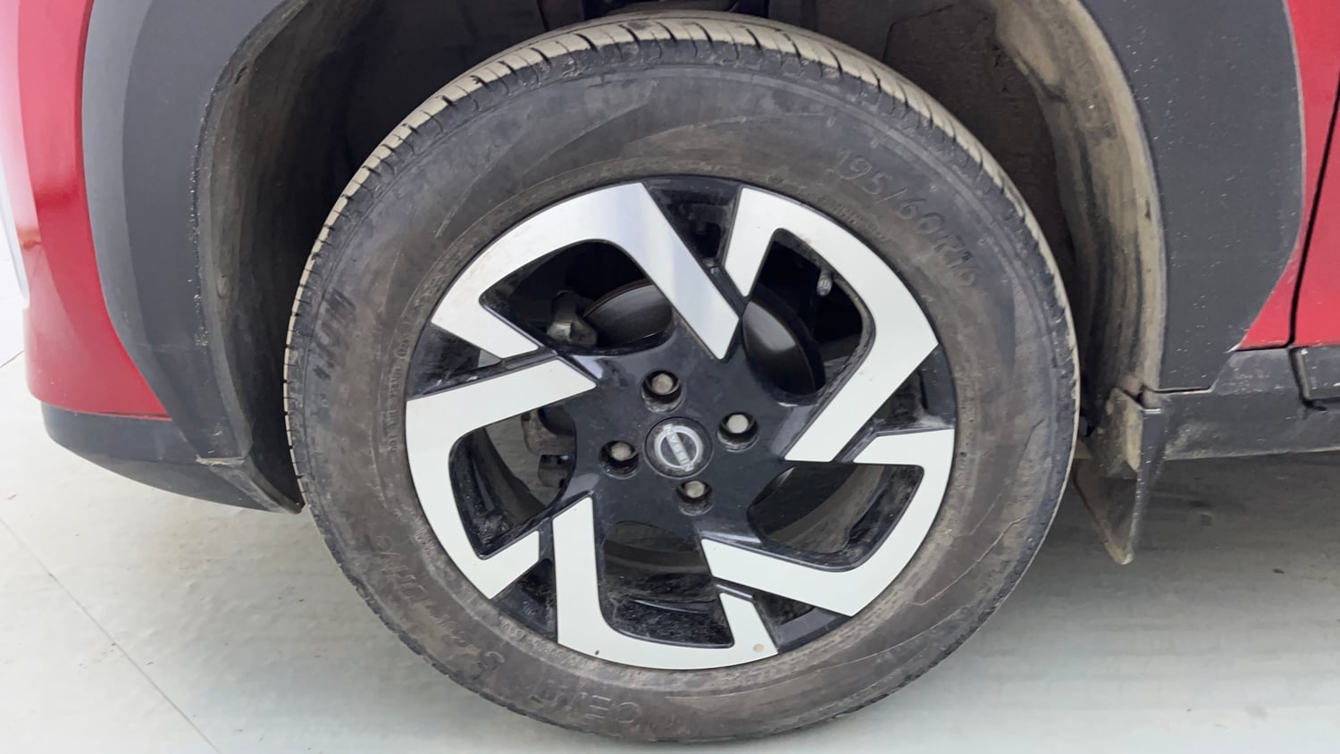 Used 2023 Nissan Magnite XV Turbo CVT Petrol Automatic tyres LEFT FRONT TYRE RIM VIEW