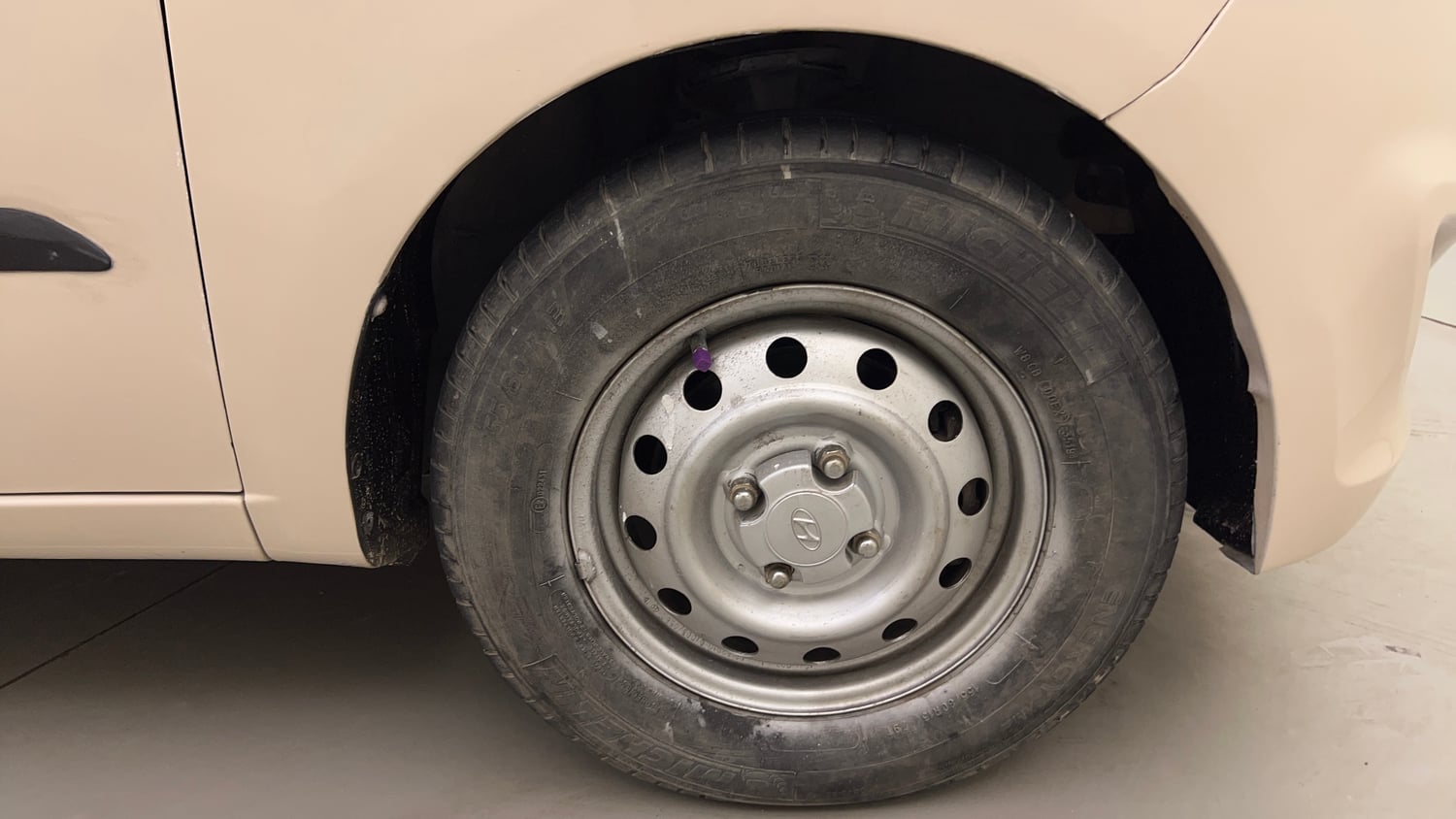 Used 2014 Hyundai i10 Magna 1.1 iRDE2 Petrol Manual tyres RIGHT FRONT TYRE RIM VIEW