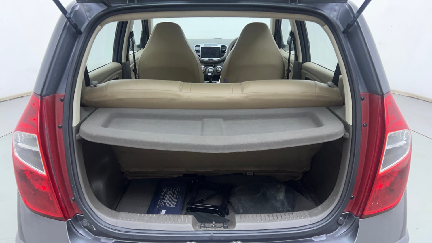 Used 2013 Hyundai i10 Magna 1.2 Kappa2 Petrol Manual interior DICKY INSIDE VIEW