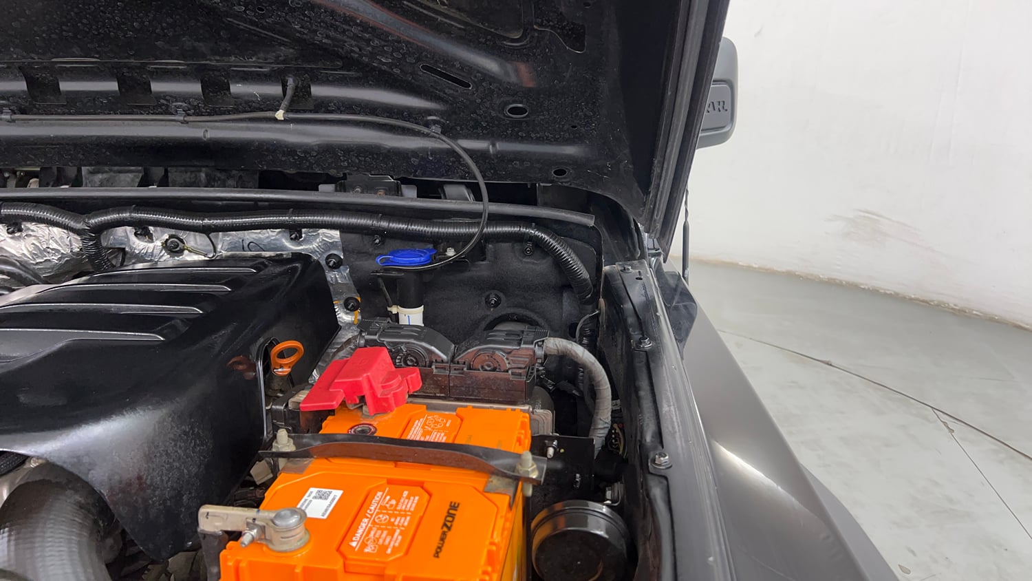 Used 2022 mahindra Thar LX Hard Top Petrol MT 4WD Petrol Manual engine ENGINE LEFT SIDE HINGE & APRON VIEW