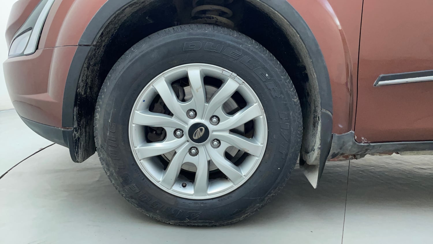 Used 2018 Mahindra XUV500 W9 AT Diesel Automatic tyres LEFT FRONT TYRE RIM VIEW