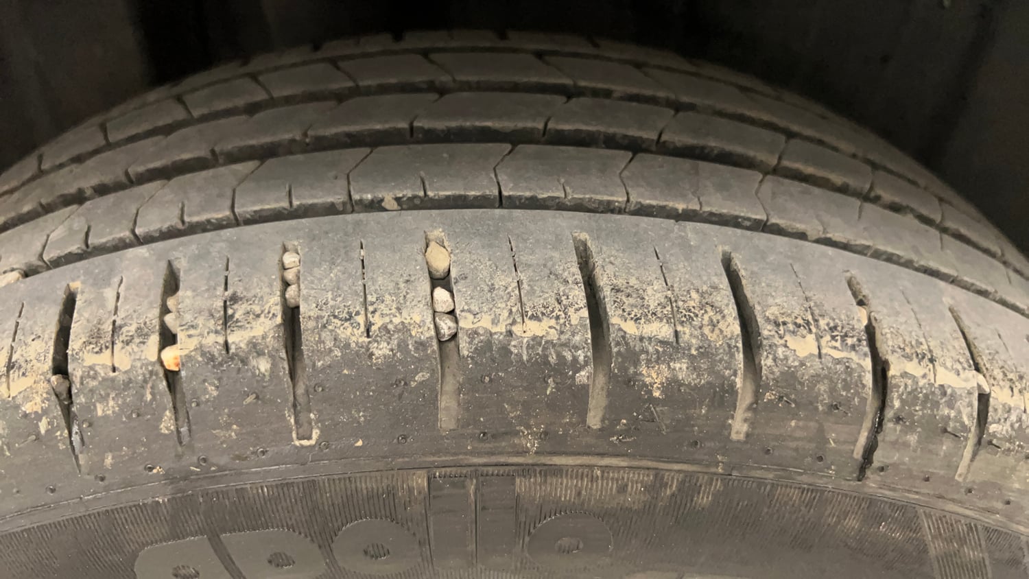 Used 2023 Maruti Suzuki Baleno Alpha AGS Petrol Automatic tyres RIGHT REAR TYRE TREAD VIEW