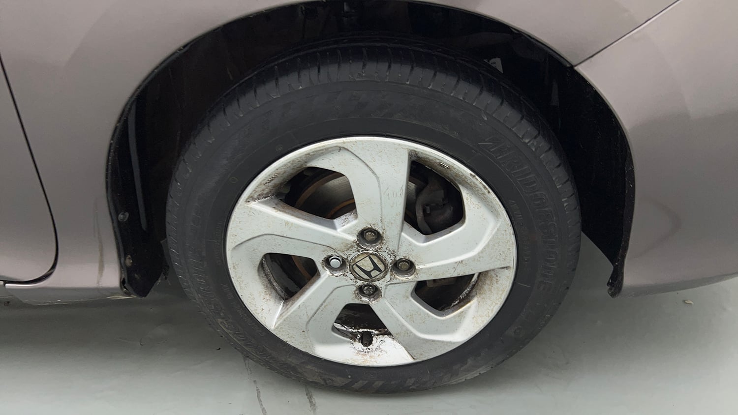Used 2015 Honda City VX CVT Petrol Automatic tyres RIGHT FRONT TYRE RIM VIEW