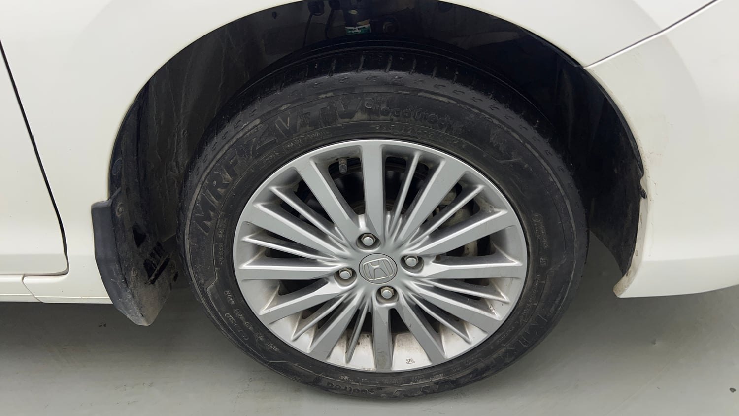 Used 2022 Honda City V Petrol Petrol Manual tyres LEFT FRONT TYRE RIM VIEW