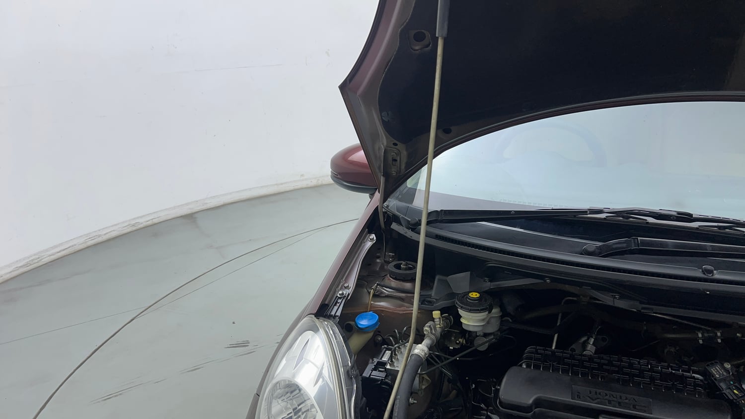 Used 2015 Honda Amaze 1.2 SX i-VTEC Petrol Manual engine ENGINE RIGHT SIDE HINGE & APRON VIEW