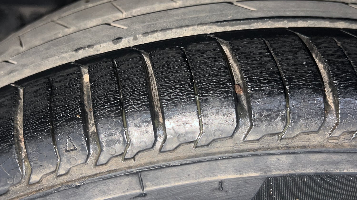 Used 2015 Maruti Suzuki Ciaz VXi+ AT Petrol Automatic tyres RIGHT REAR TYRE TREAD VIEW