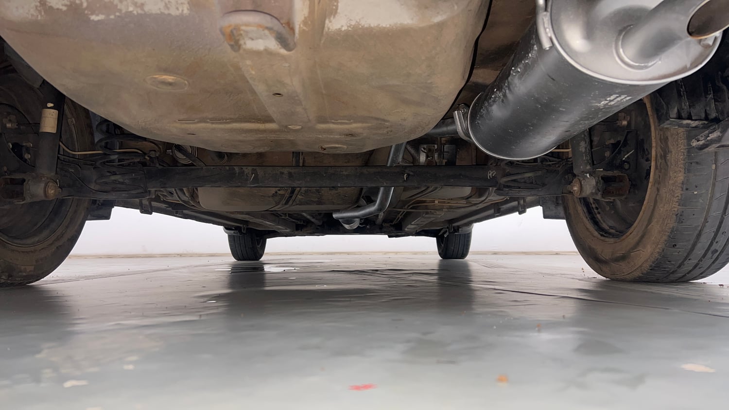 Used 2015 Maruti Suzuki Ciaz VXi+ AT Petrol Automatic extra REAR UNDERBODY VIEW (TAKEN FROM REAR)