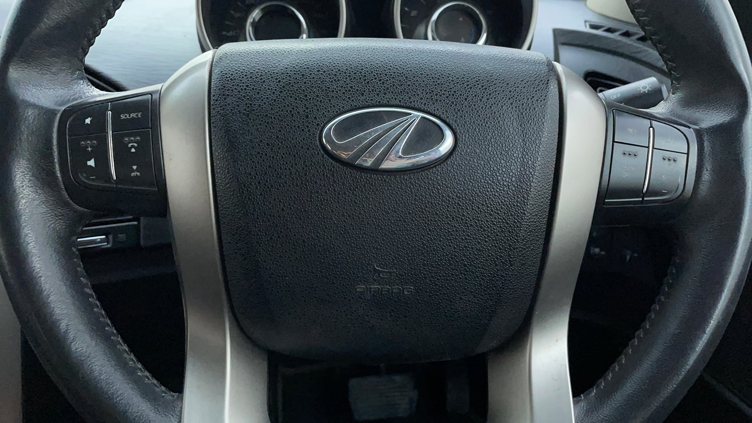 Used 2018 Mahindra XUV500 W9 AT Diesel Automatic top_features Airbags
