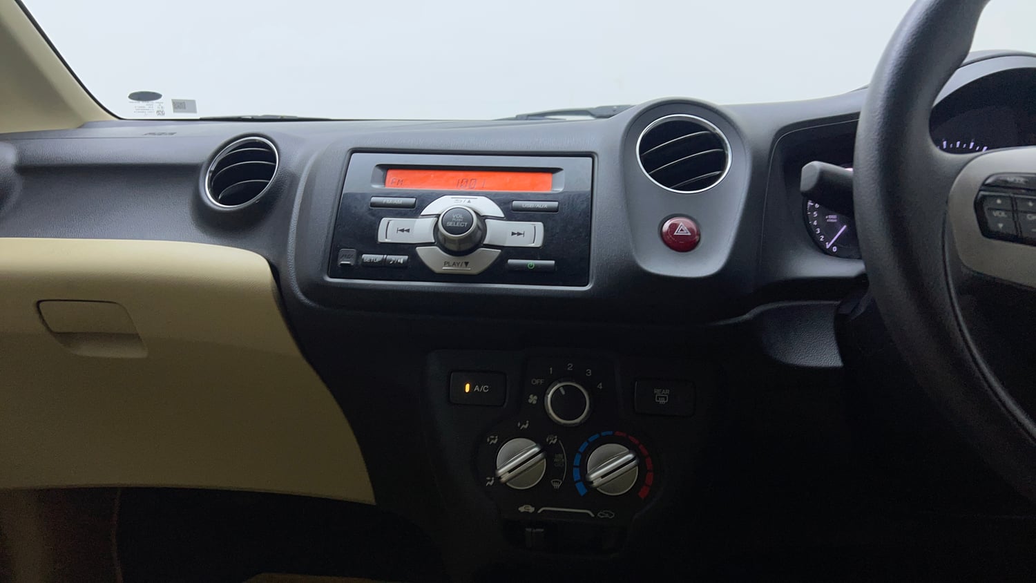 Used 2015 Honda Amaze 1.2 SX i-VTEC Petrol Manual interior MUSIC SYSTEM & AC CONTROL VIEW