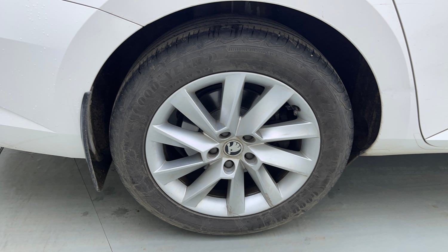 Used 2020 Skoda Superb L&K TSI AT Petrol Automatic tyres RIGHT REAR TYRE RIM VIEW