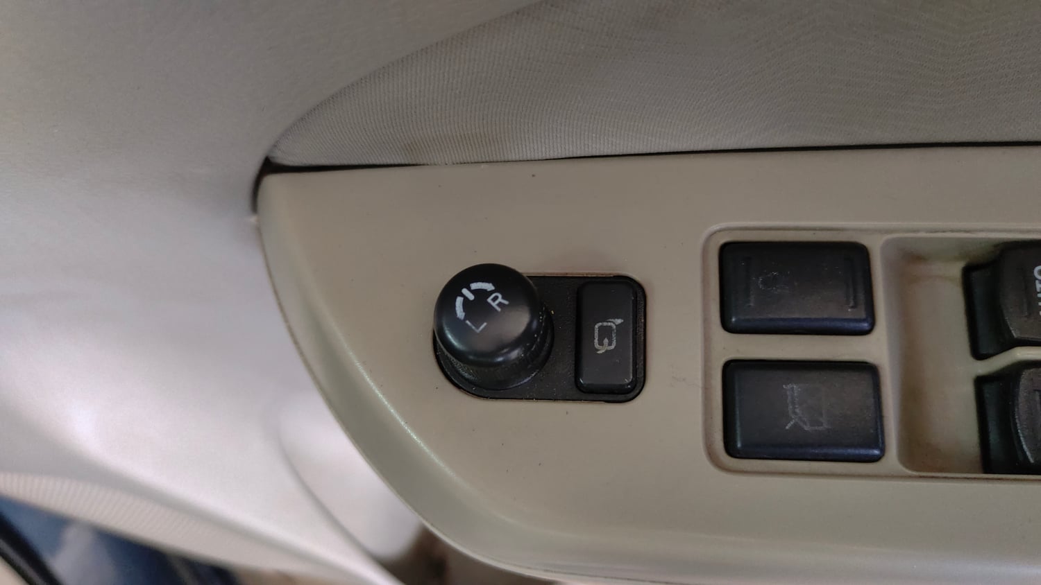 Used 2016 Maruti Suzuki Ertiga VXI Petrol Manual top_features Adjustable ORVM