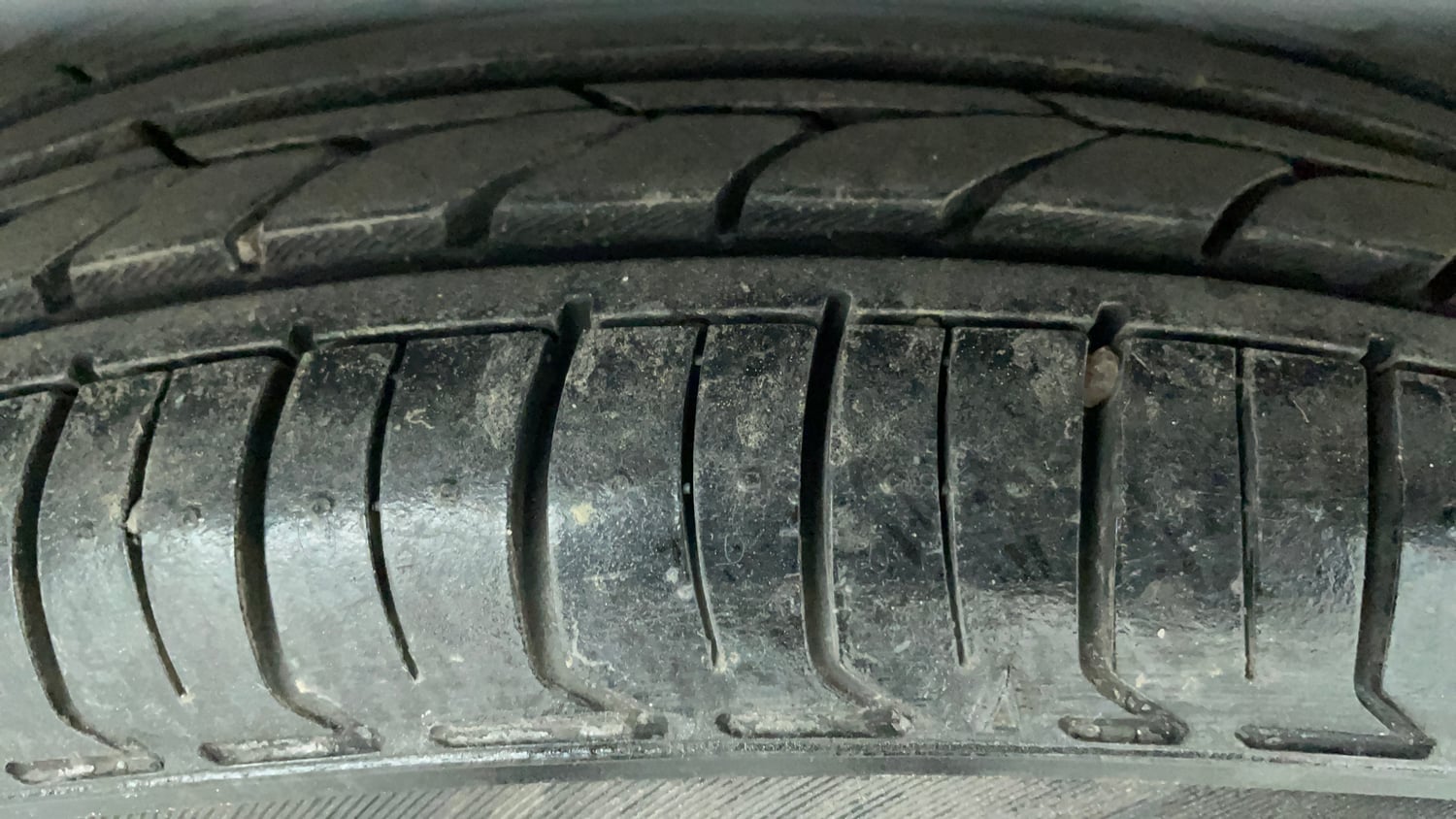 Used 2015 Hyundai Grand i10 Sportz 1.2 Kappa VTVT Petrol Manual tyres RIGHT REAR TYRE TREAD VIEW