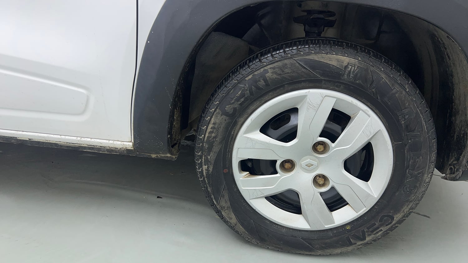 Used 2018 Renault Kwid RXL Petrol Manual tyres RIGHT FRONT TYRE RIM VIEW