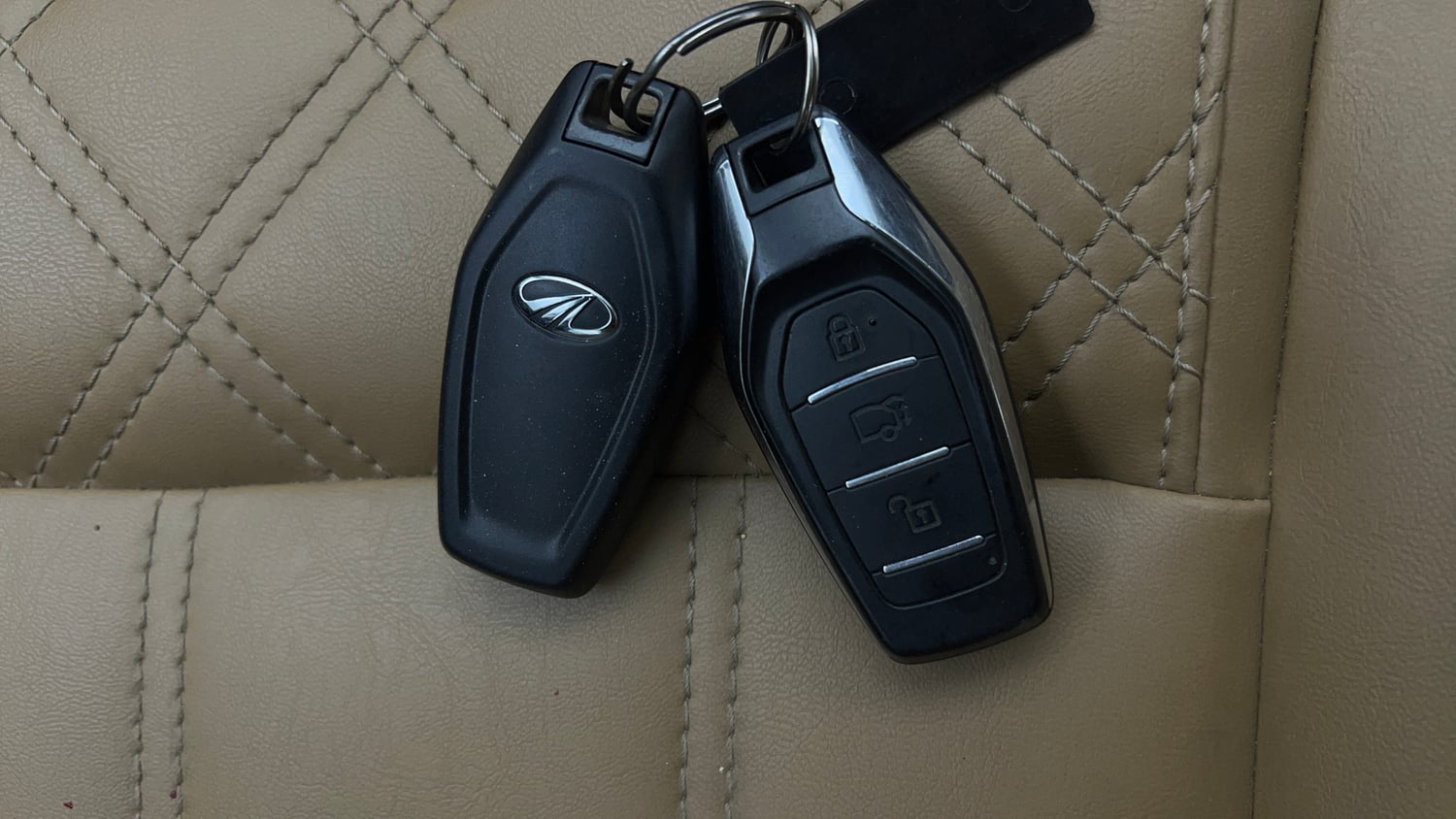 Used 2021 Mahindra XUV500 W7 Diesel Manual extra CAR KEY VIEW