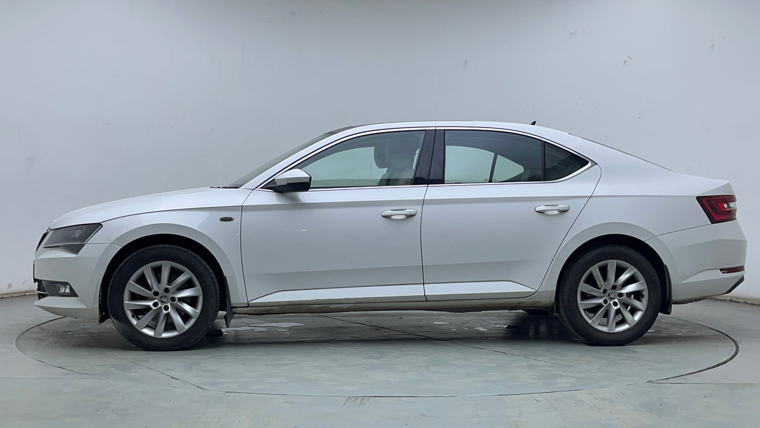 Used 2020 Skoda Superb L&K TSI AT Petrol Automatic exterior LEFT SIDE VIEW