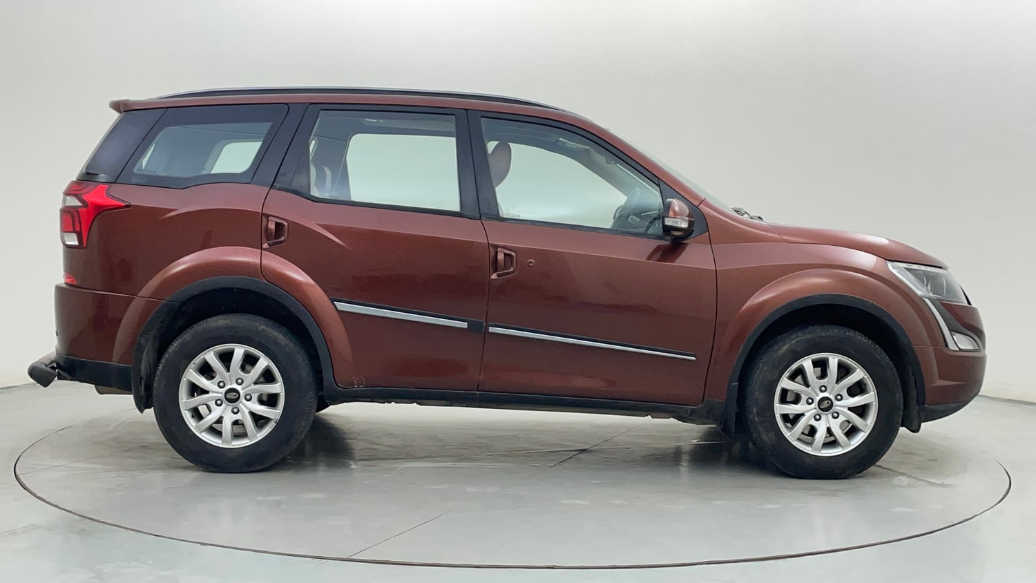 Used 2018 Mahindra XUV500 W9 AT Diesel Automatic exterior RIGHT SIDE VIEW