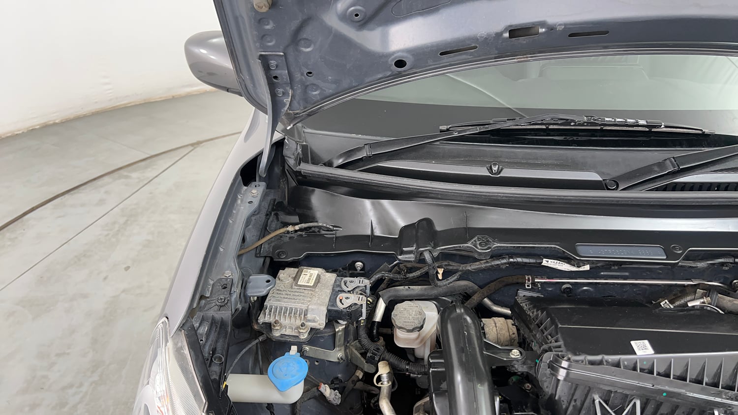 Used 2023 Maruti Suzuki Celerio VXi CNG Cng Manual engine ENGINE RIGHT SIDE HINGE & APRON VIEW