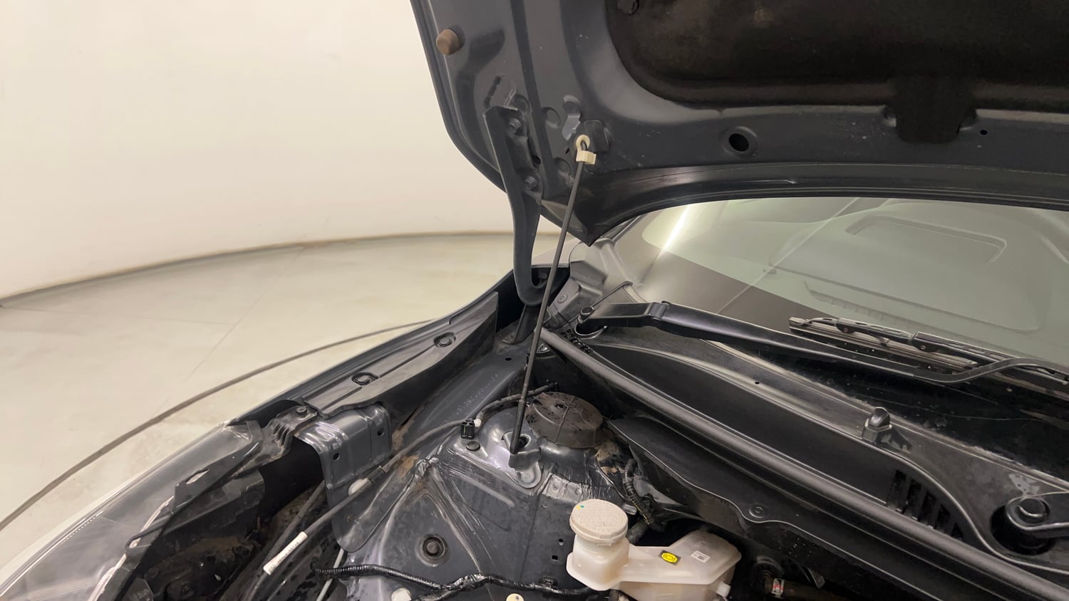 Used 2023 Maruti Suzuki Baleno Alpha AGS Petrol Automatic engine ENGINE RIGHT SIDE HINGE & APRON VIEW