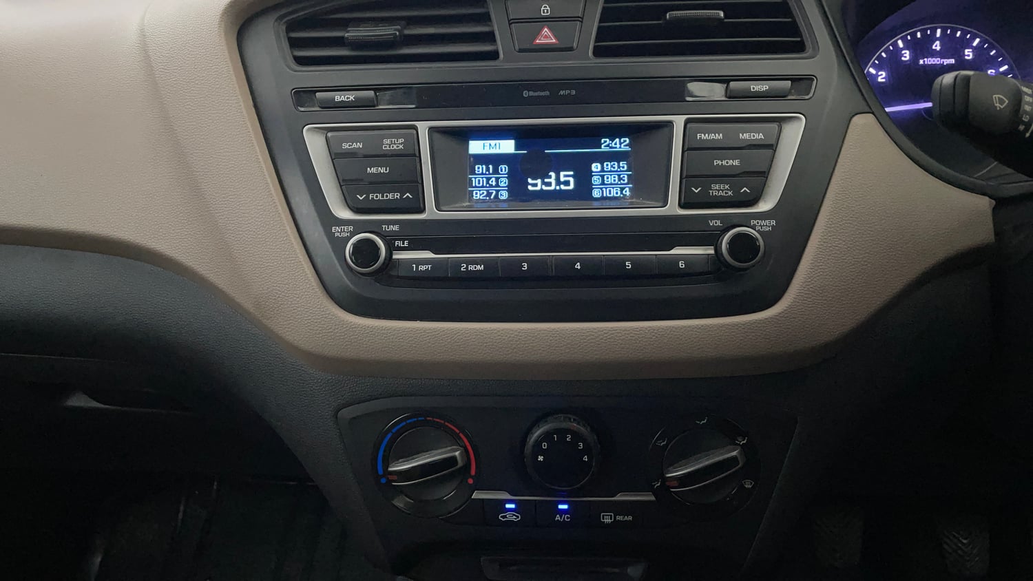 Used 2017 Hyundai Elite i20 Sportz 1.2 Petrol Manual interior MUSIC SYSTEM & AC CONTROL VIEW