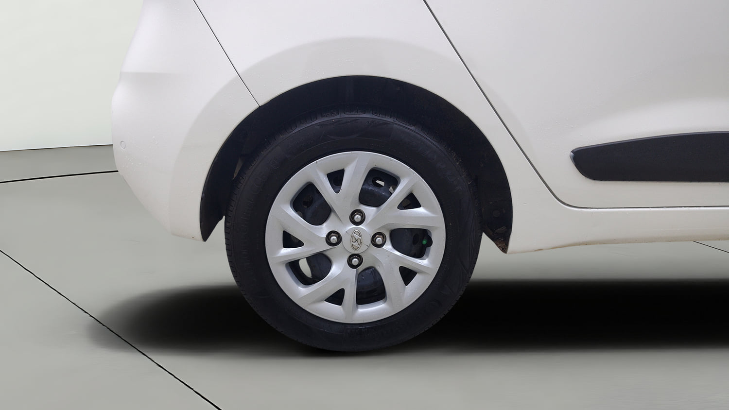 Used 2020 Hyundai Grand i10 Sportz 1.2 Kappa VTVT Petrol Manual tyres RIGHT REAR TYRE RIM VIEW