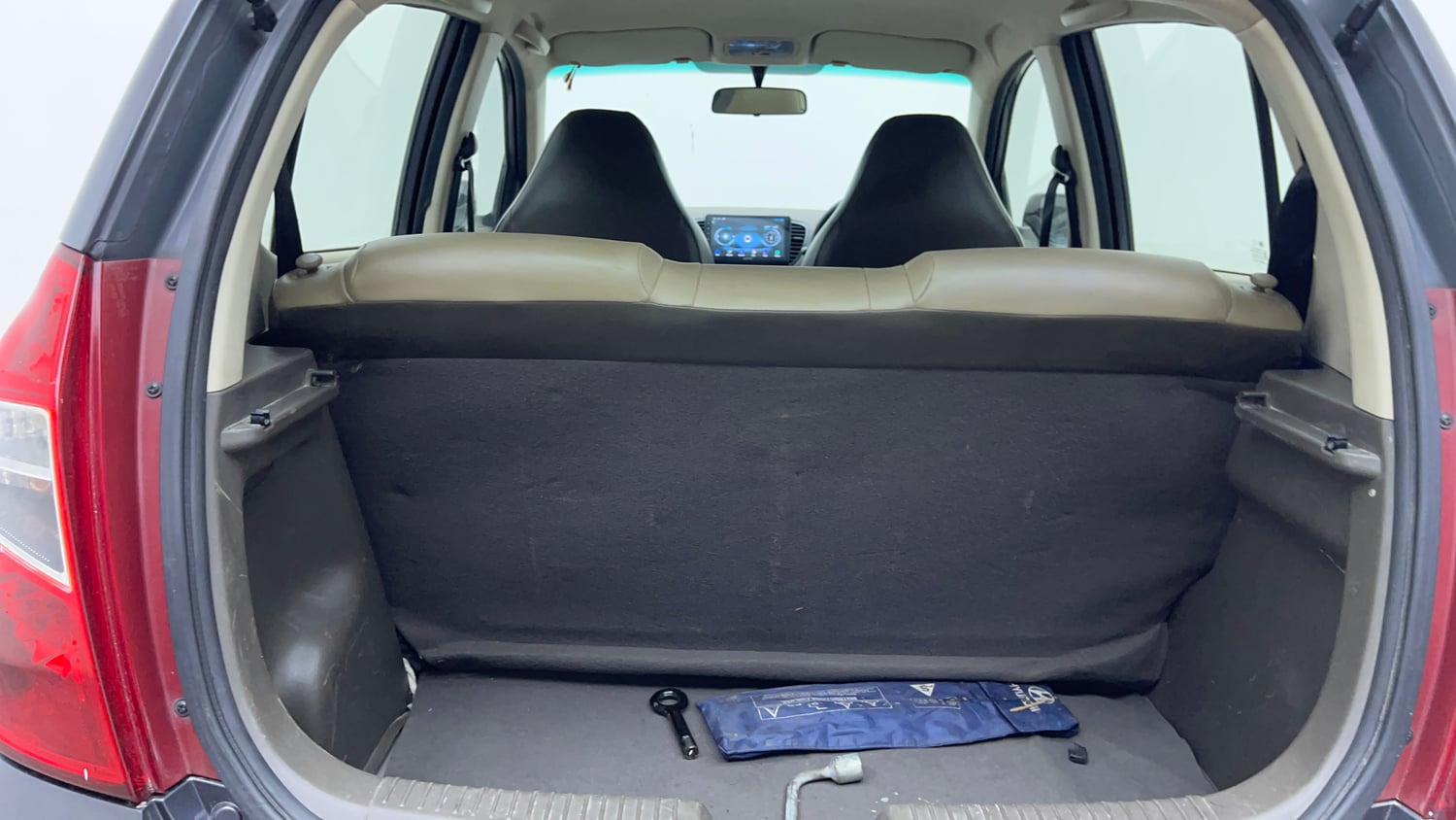 Used 2014 Hyundai i10 Sportz 1.1 iRDE2 Petrol Manual interior DICKY INSIDE VIEW