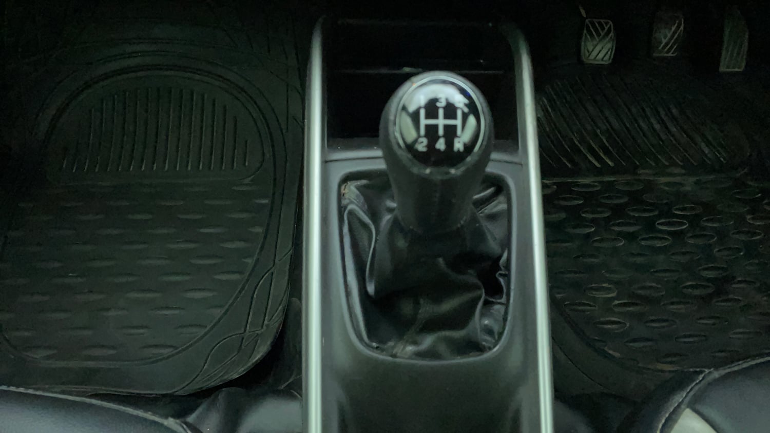 Used 2018 Maruti Suzuki Baleno Zeta 1.2 Petrol Manual interior GEAR  KNOB VIEW