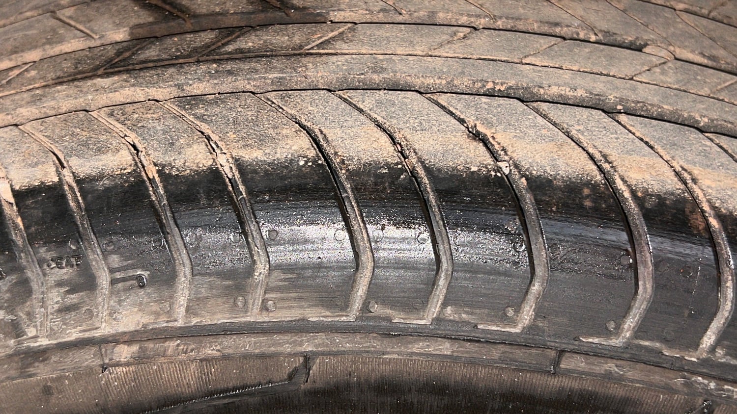 Used 2026 Skoda Kylaq Prestige Petrol Manual tyres RIGHT REAR TYRE TREAD VIEW