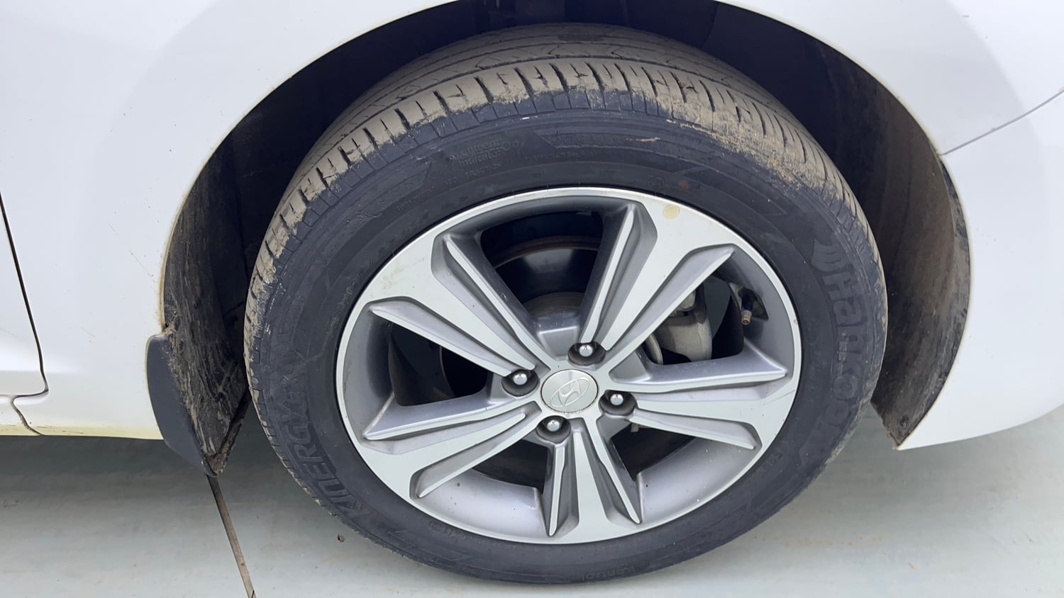 Used 2018 Hyundai Verna SX (O) 1.6 VTVT AT Petrol Automatic tyres RIGHT FRONT TYRE RIM VIEW