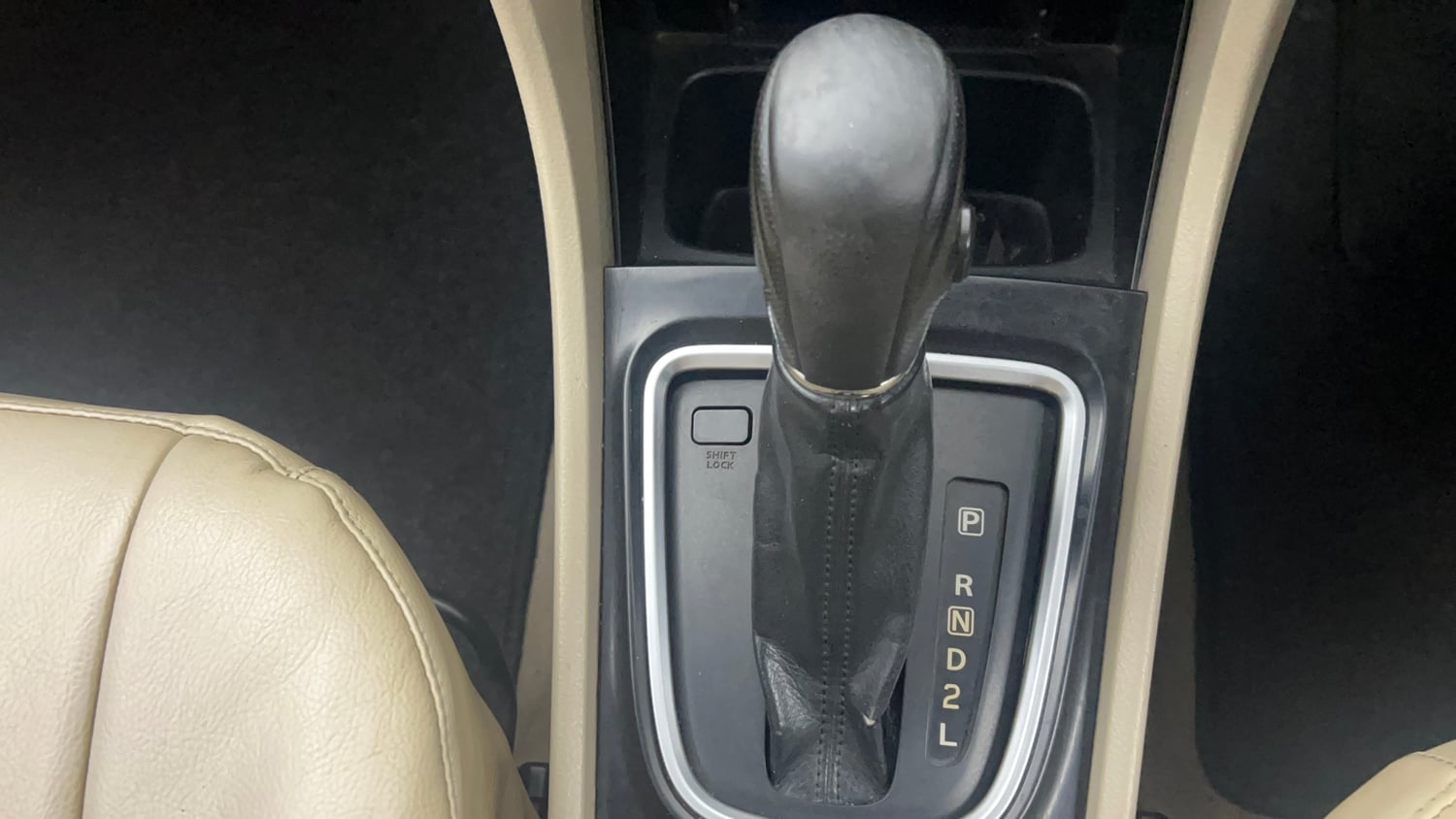 Used 2015 Maruti Suzuki Ciaz VXi+ AT Petrol Automatic interior GEAR  KNOB VIEW