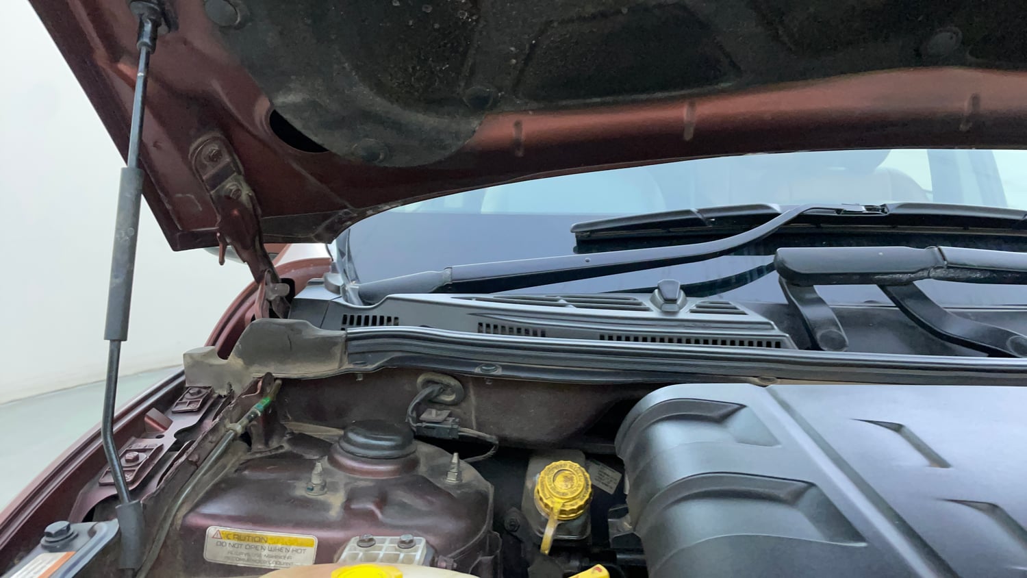 Used 2018 Mahindra XUV500 W9 AT Diesel Automatic engine ENGINE RIGHT SIDE HINGE & APRON VIEW