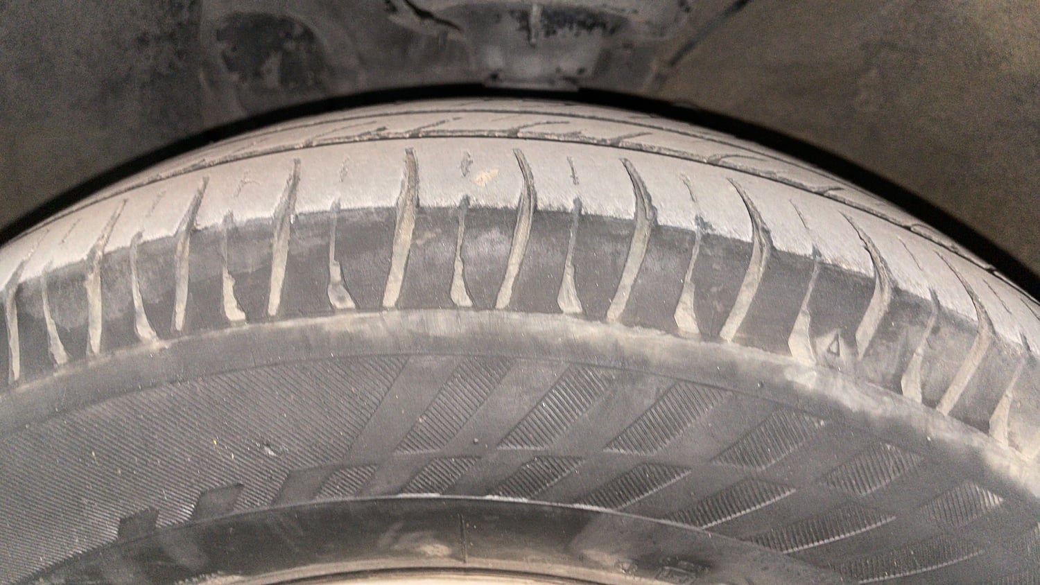 Used 2017 Hyundai Elite i20 Sportz 1.2 Petrol Manual tyres LEFT FRONT TYRE TREAD VIEW