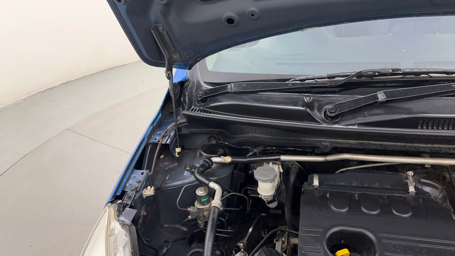 Used 2015 Maruti Suzuki Celerio VXi AMT Petrol Automatic engine ENGINE RIGHT SIDE HINGE & APRON VIEW