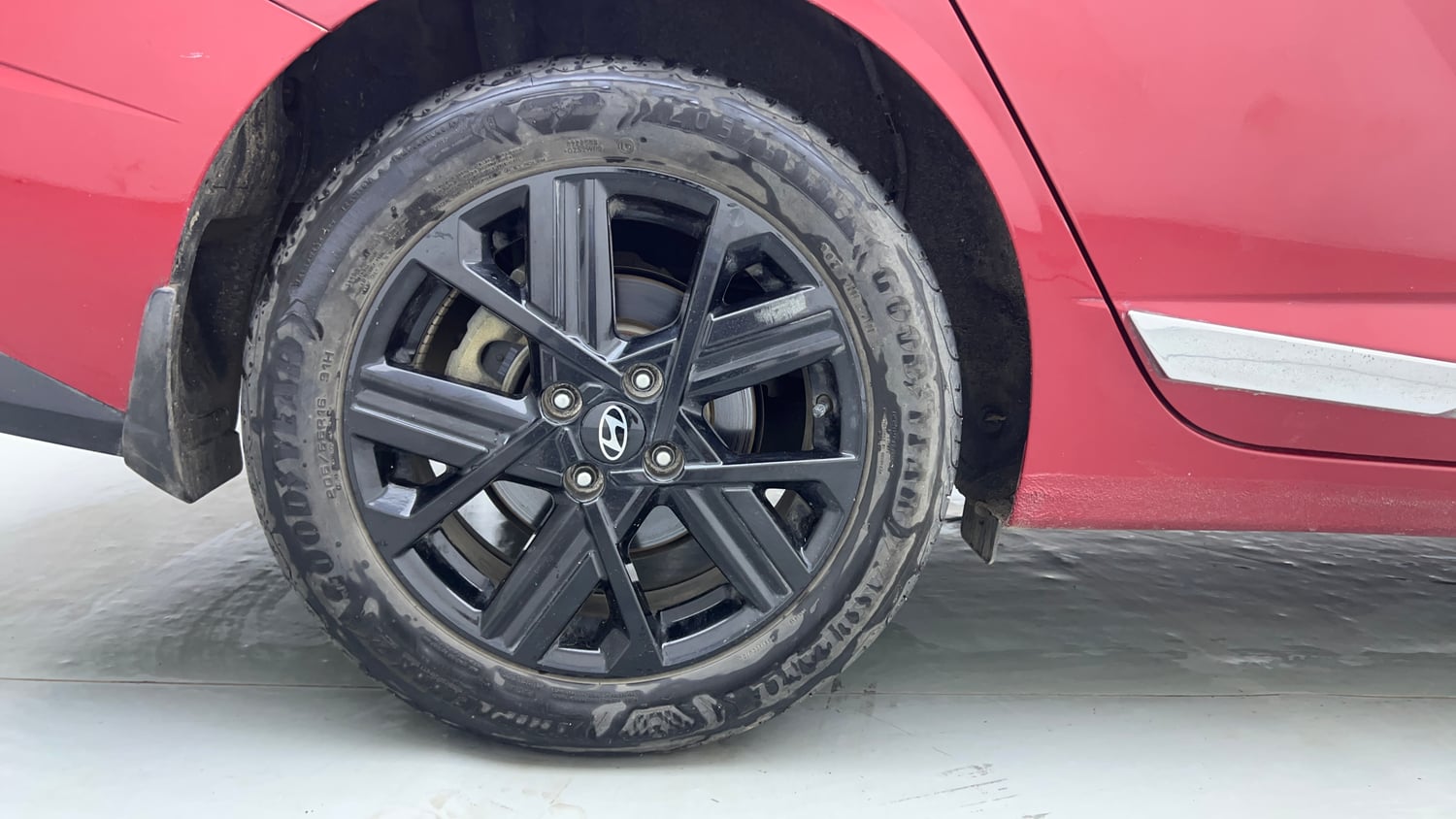 Used 2023 Hyundai Verna SX (O) 1.5 Turbo Petrol DCT Petrol Automatic tyres RIGHT REAR TYRE RIM VIEW