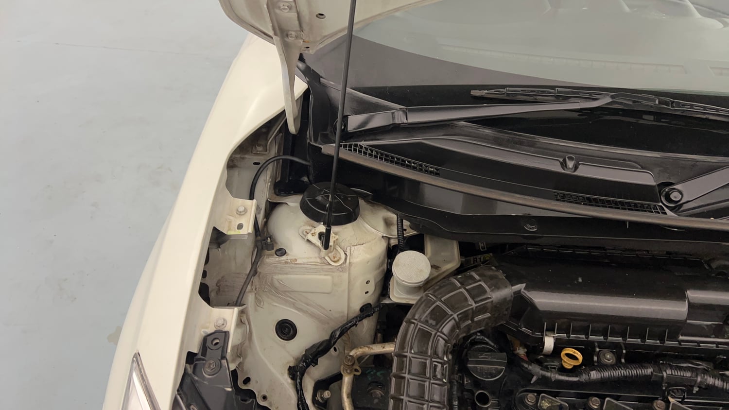 Used 2018 Maruti Suzuki Swift VXi Petrol Manual engine ENGINE RIGHT SIDE HINGE & APRON VIEW
